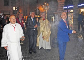 Procesión después de la misa en Santa María sopra Minerva en Roma.