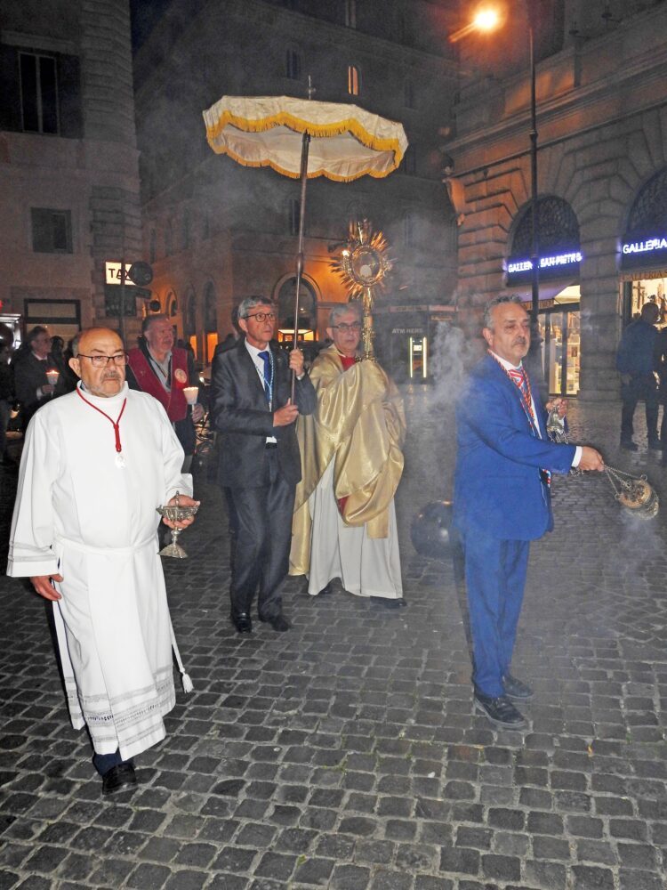 Procesión después de la misa en Santa María sopra Minerva en Roma.