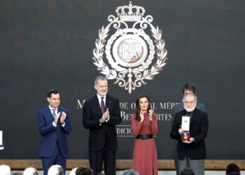 Momento de la entrega de la Medalla a Muñoz de Pablos.
