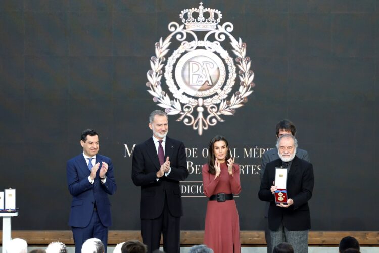 Momento de la entrega de la Medalla a Muñoz de Pablos.