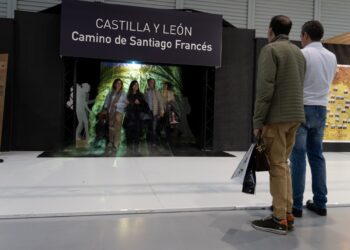 Visitantes de la Feria, en el espacio donde se detalla el Camino de Santiago Francés en la pasada Feria de Intur. JCYL.