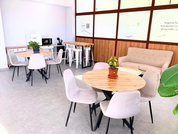 Puestos de trabajo del coworking de Arcones / Red de coworking Segovia Sur
