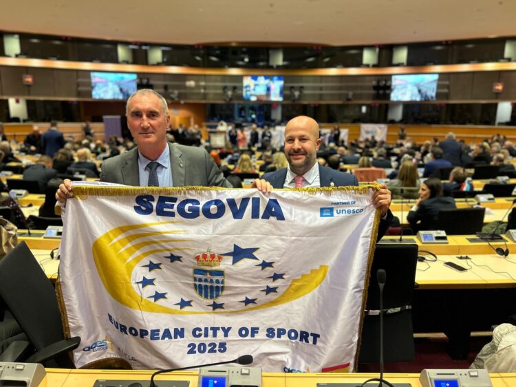 José Mazarías (i) y Jesús Garrido, en Bruselas tras recibir la acreditación de Segovia como Ciudad Europea del Deporte./ AYUNTAMIENTO