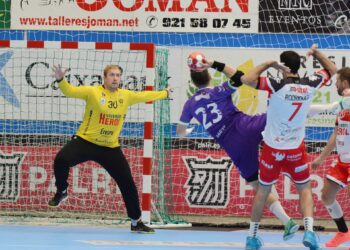 Imagen del último partido jugado por el Viveros Herol Nava ante el Guadalajara en casa, con Patotski defendiendo la portería navera./ AMADOR MARUGÁN