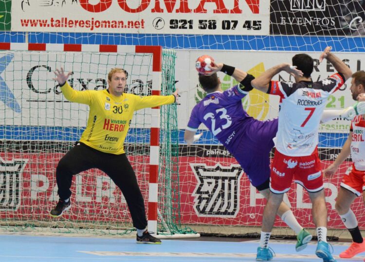 Imagen del último partido jugado por el Viveros Herol Nava ante el Guadalajara en casa, con Patotski defendiendo la portería navera./ AMADOR MARUGÁN