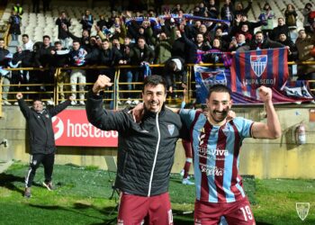 Javi Borrego y Davo celebran la victoria en León, con los aficionados gimnásticos al fondo./ JUAN MARTÍN-G. SEGOVIANA