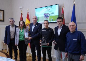 Organizadores, colaboradores y padrinos del Cross de Cantimpalos, durante la presentación en la Diputación Provincial./ D.P.