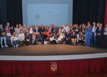 Foto de familia de los ganadores de la última edición de la Gala del Deporte que acogió el Teatro Juan Bravo. / ASPD