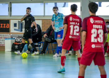 Juan se dispone a botar una falta en un encuentro anterior del San Cristóbal juvenil. / E.A.