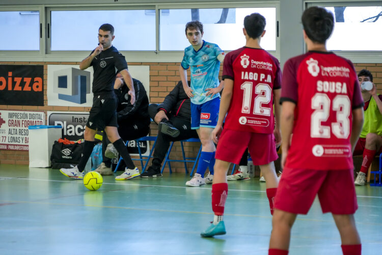 El San Cristóbal cierra el año lejos de las plazas de descenso 1 Juan se dispone a botar una falta en un encuentro anterior del San Cristóbal juvenil. / E.A.