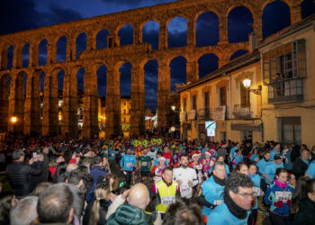 Atletas ascendiendo por la calle San Juan en un momento de la pasada Carrera Fin de Año./ E.A.