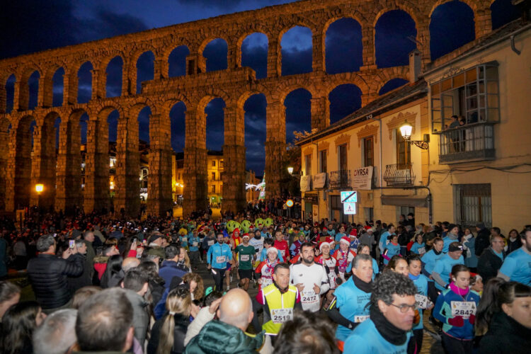 Habrá lleno en la San Silvestre 1 Atletas ascendiendo por la calle San Juan en un momento de la pasada Carrera Fin de Año./ E.A.