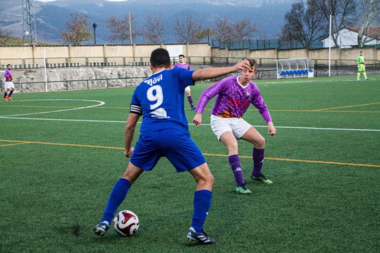 Imagen del encuentro jugado por Monteresma y CD Cuéllar./ DARÍO CACHORRO