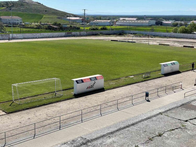 Vista del campo de Santa Clara de Cuéllar, vacío de actividad./ CD CUÉLLAR