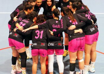 Las jugadoras del conjunto segoviano hacen piña en los prolegómenos del partido ante el Villamuriel./ JESÚS GÓMEZ CASADO