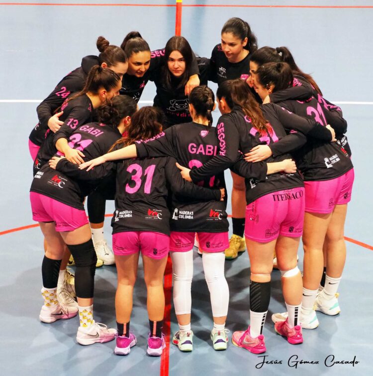 Las jugadoras del conjunto segoviano hacen piña en los prolegómenos del partido ante el Villamuriel./ JESÚS GÓMEZ CASADO