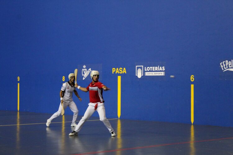 Carlos Baeza, durante un encuentro en la modalidad de pala corta./ E.A.