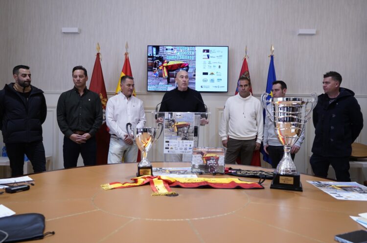 Óscar Moral se dirige a los presentes durante la presentación de la Copa de galgos./ DIPUTACIÓN