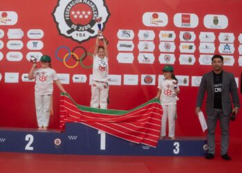 Lorient Olivera levanta la copa como campeona de España./ E.A.