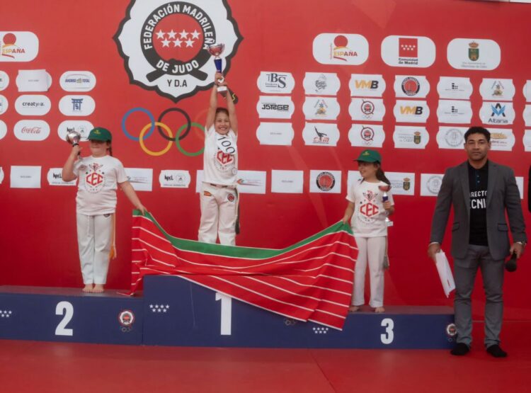 Lorient Olivera levanta la copa como campeona de España./ E.A.