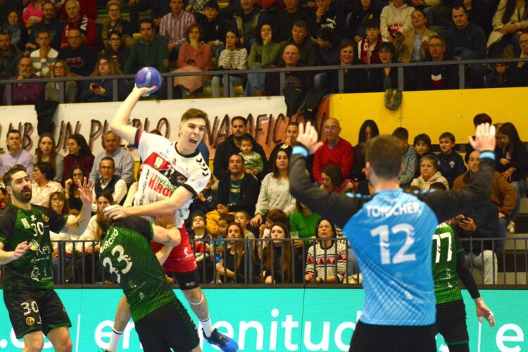Mario Nevado, durante el encuentro ante el Rebi Cuenca./ AMADOR MARUGÁN