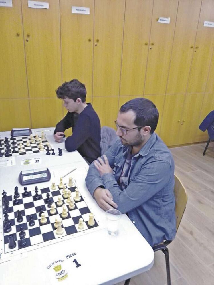 Daniel Gómez, en la parte superior de la imagen, durante un momento de la pasada competición./ MARIANO SASTRE