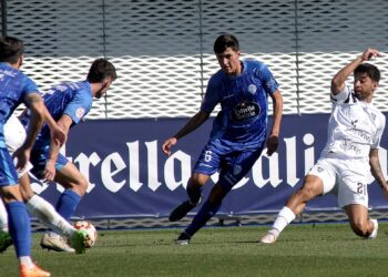Silva trata de evitar el ataque del Ourense en el último partido en el que la Segoviana logró dejar su marco a cero fuera de casa./ JUAN MARTÍN-G. SEGOVIANA