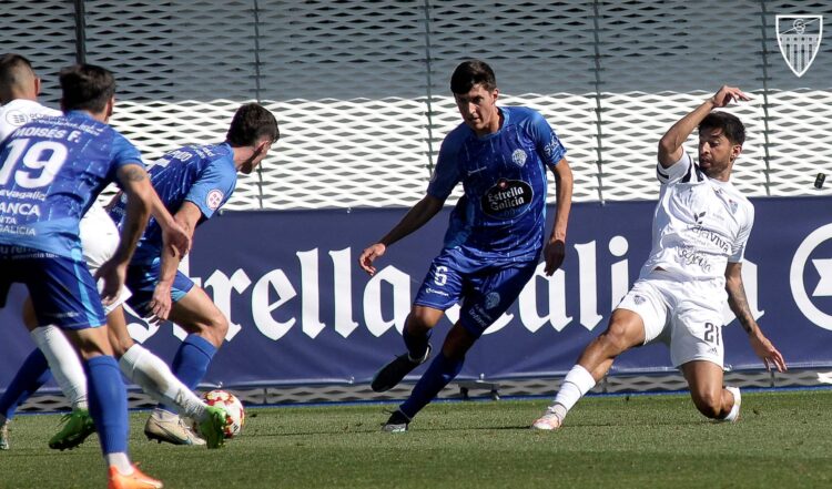 La Segoviana, a desafiar a los números frente al líder 1 Silva trata de evitar el ataque del Ourense en el último partido en el que la Segoviana logró dejar su marco a cero fuera de casa./ JUAN MARTÍN-G. SEGOVIANA