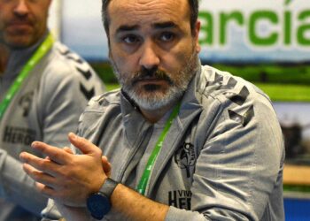 Álvaro Senovilla aplaude a sus jugadores durante un momento del partido ante Guadalajara./ AMADOR MARUGÁN