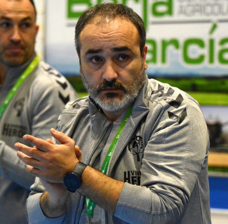 Álvaro Senovilla aplaude a sus jugadores durante un momento del partido ante Guadalajara./ AMADOR MARUGÁN
