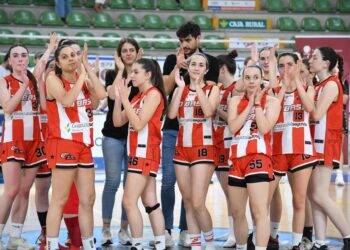 El equipo júnior femenino del CD Base, tras ganar en Burgos. / E.A.
