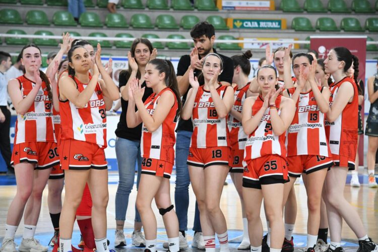 El Dibaq CD Base coge velocidad y gana al Usal Zamora (80-63) 1 El equipo júnior femenino del CD Base, tras ganar en Burgos. / E.A.