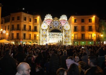 Un momento de la inauguración de la iluminación navideña en la avenida del Acueducto, que fue presenciada por miles de personas./ E.A.