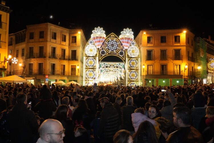 Un momento de la inauguración de la iluminación navideña en la avenida del Acueducto, que fue presenciada por miles de personas./ E.A.