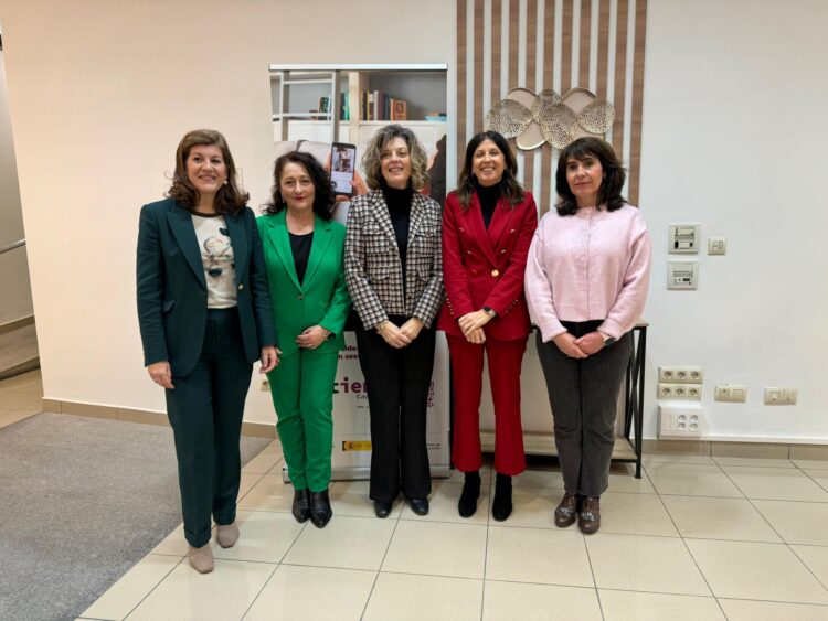 Victoria Moreno, Raquel Sanz, Azucena Suárez y Pilar Martín durante su visita al centro ‘Atiendo’ de Segovia.