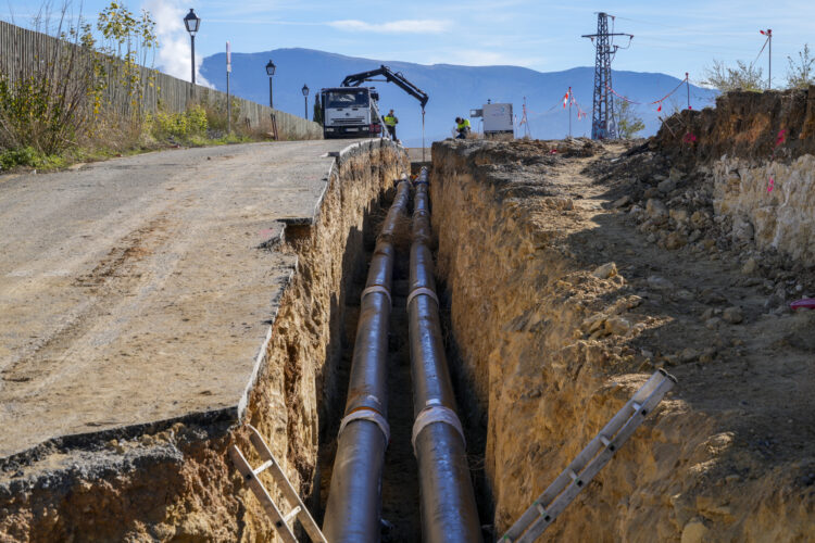 17 kilómetros de tuberías para crear la red de calor de biomasa, un tercio más barata que con el gasoil 1 En las obras de el Hospital ya se están cavando zanjas para poner las nuevas tuberías.