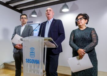 El alcalde de Segovia, junto a los concejales José Luis Horcajo y Rosalía Serrano, presenta el proyecto de presupuestos del año 2025 para el Ayuntamiento (FOTO: NACHO VALVERDE)