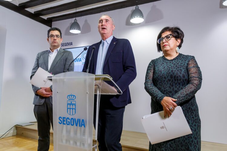 El alcalde de Segovia, junto a los concejales José Luis Horcajo y Rosalía Serrano, presenta el proyecto de presupuestos del año 2025 para el Ayuntamiento (FOTO: NACHO VALVERDE)