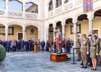 El jefe del Estado Mayor del Ejército de Tierra, Amador Enseñat y Berea, presidiendo el acto celebrado en las instalaciones de la Academia de Artillería./ ICAL