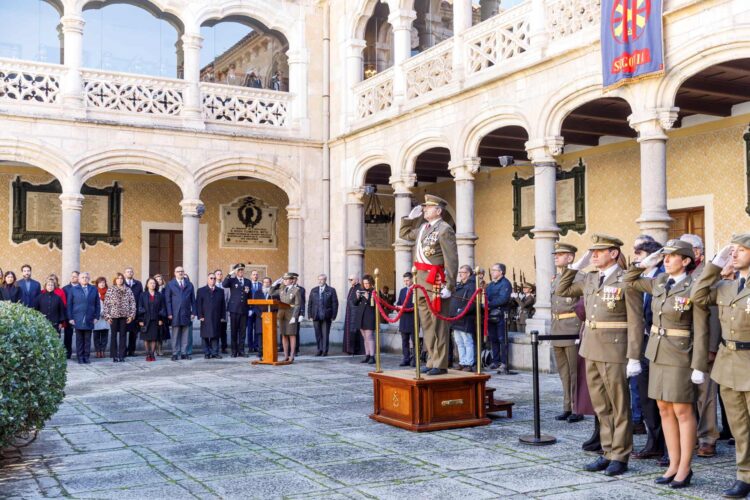 El jefe del Estado Mayor del Ejército de Tierra, Amador Enseñat y Berea, presidiendo el acto celebrado en las instalaciones de la Academia de Artillería./ ICAL