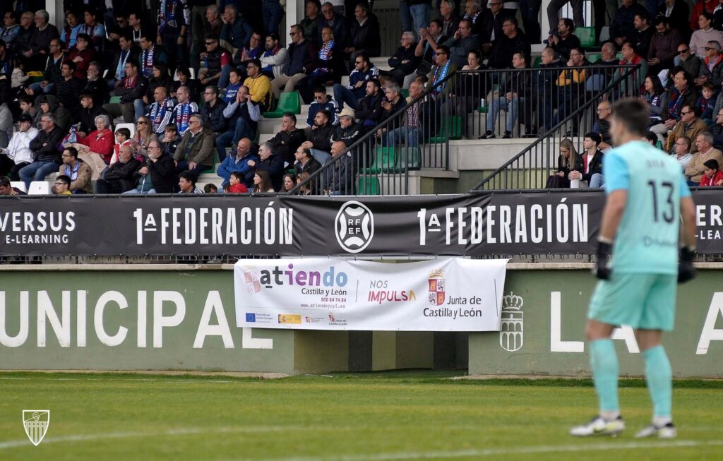 Pancarta anunciando el centro ‘Atiendo’ durante un partido de la Gimnástica Segoviana.