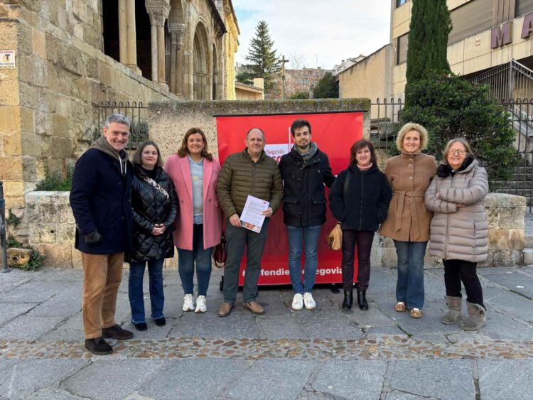 Representantes del PSOE, tras el acto llevado a cabo en la avenida del Acueducto. / PSOE