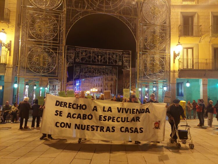 La Plataforma Afectados por la Hipoteca realizó una manifestación en Segovia 1 La manifestación pasa por la Avenida del Acuedcto.