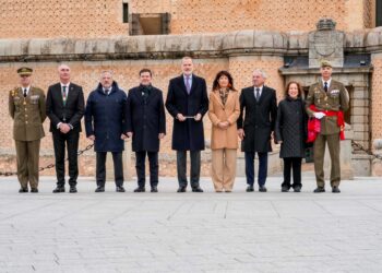 El Rey, junto a los representantes de las principales instituciones. / E.A.