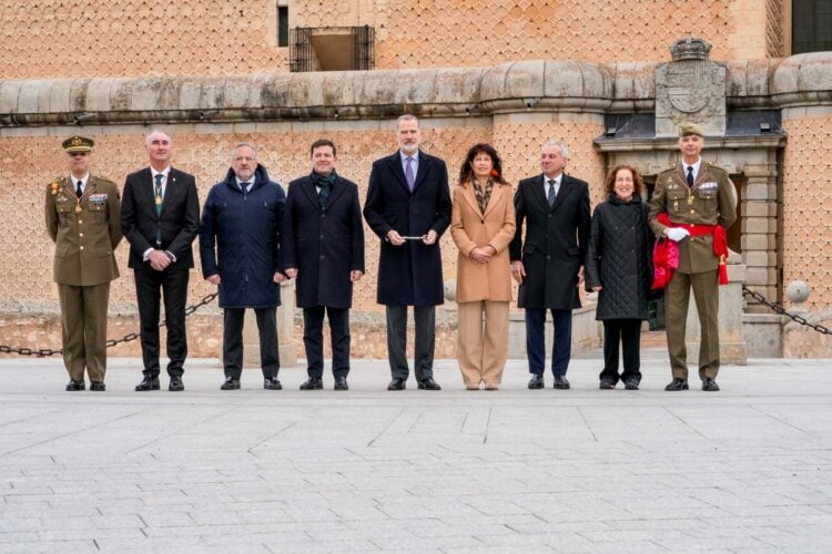 El Rey, junto a los representantes de las principales instituciones. / E.A.