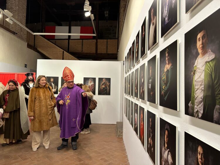 La exposición fotográfica ‘Retratos de la Corte’ abre sus puertas en la Alhóndiga 1 May Escobar acudió a una inauguración a la que varias personas fueron vestidas de época.