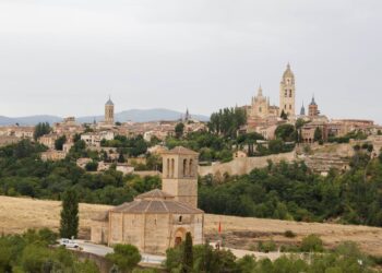 La catedral de Segovia, con la Veracruz en primer plano./ N. LLORENTE