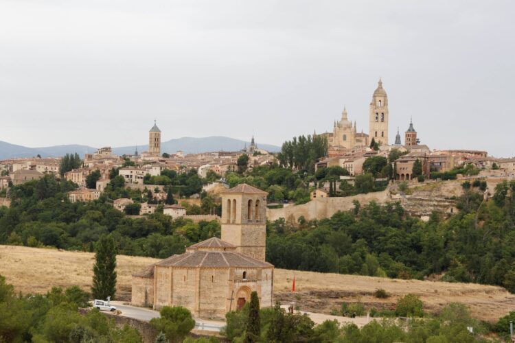 La catedral de Segovia, con la Veracruz en primer plano./ N. LLORENTE