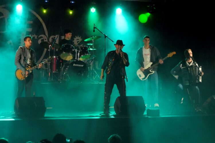 Green Tones y A Traque y Barraque protagonizanel IX Concierto Folksticio en el IES Andrés Laguna 1 Concierto del grupo A Traque y Barraque.