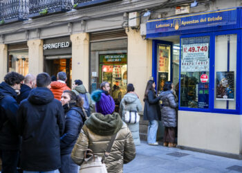 Cola en la administración de lotería nº 2 de Segovia.